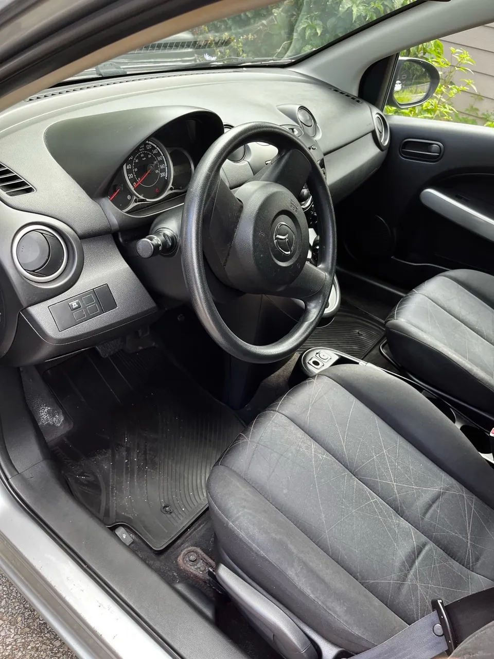 Mazda 2 2012 photo 3