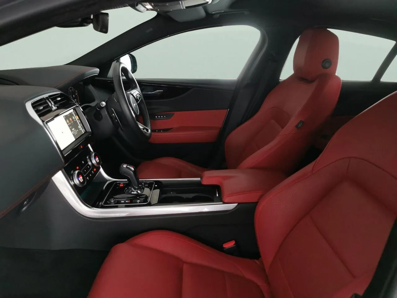 Jaguar Xe 2023 photo 4