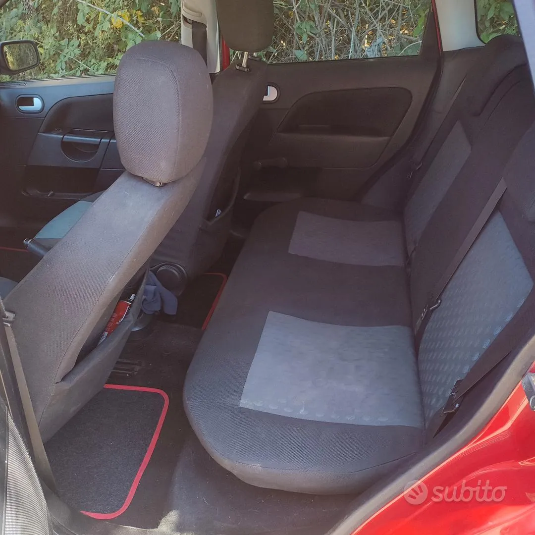 Ford Fiesta 2004 photo 2