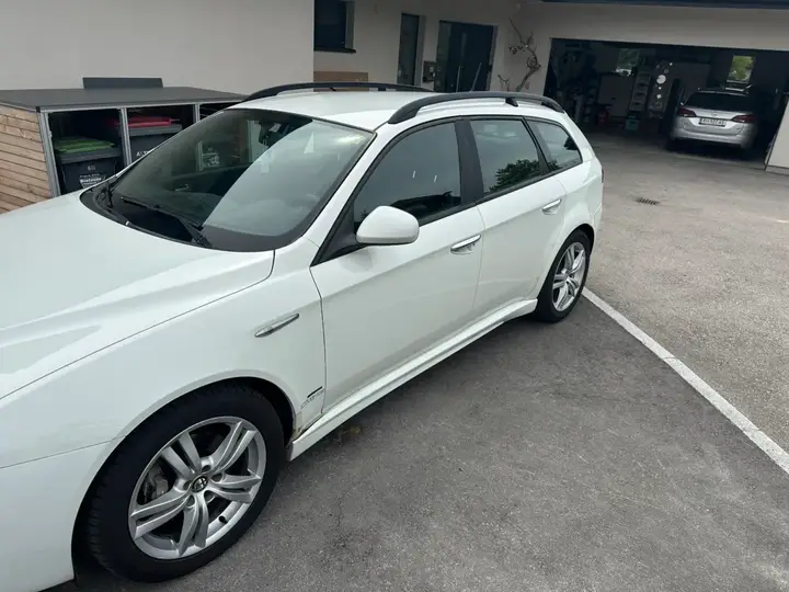 Alfa Romeo 159 2008 photo 3
