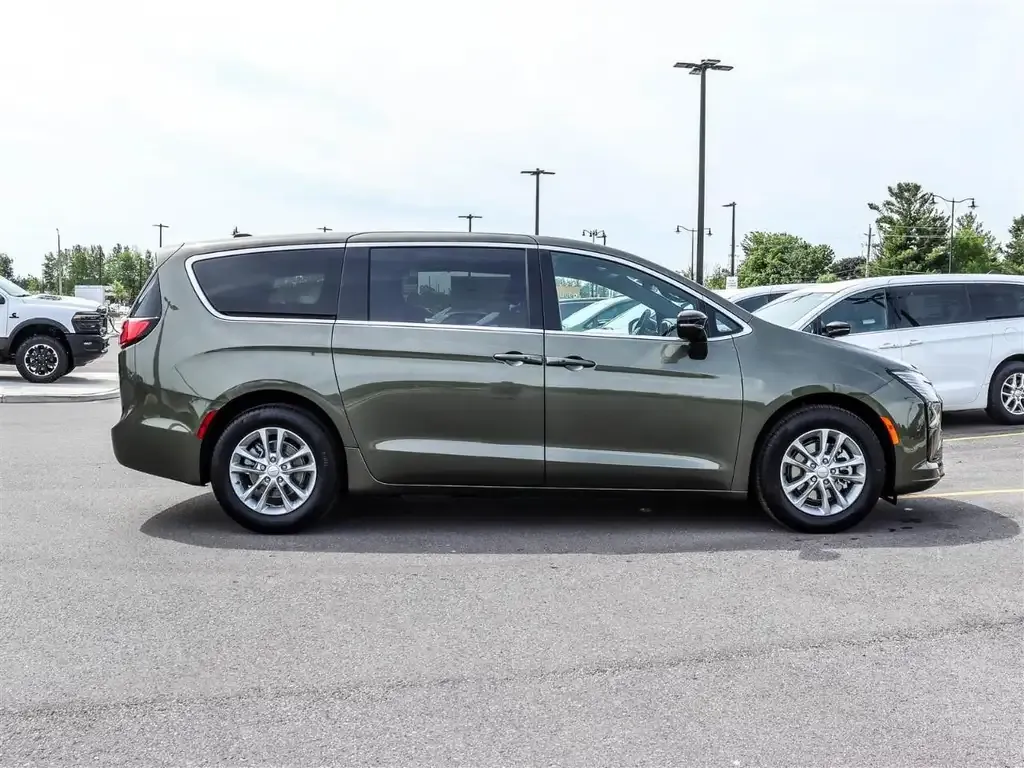Chrysler Pacifica 2027 photo 5