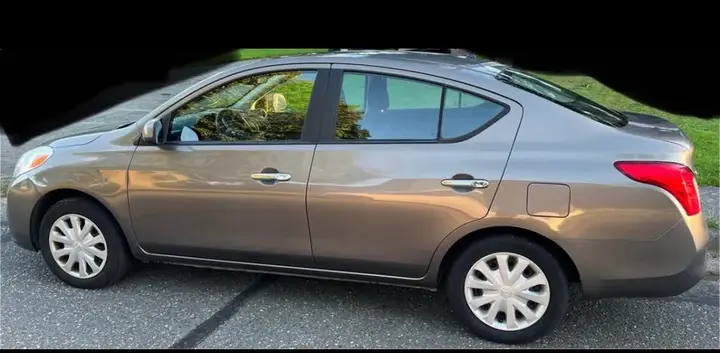 Nissan Versa 2012 photo 2