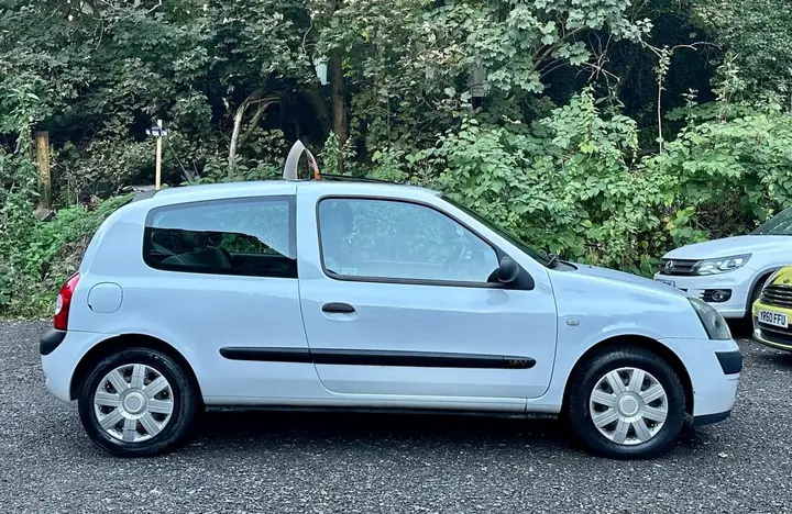 Renault Clio 2005 photo 2