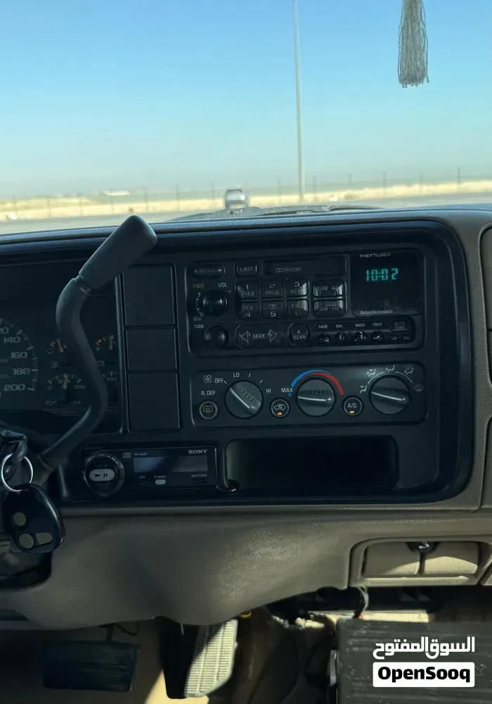 GMC Suburban 1997 photo 3