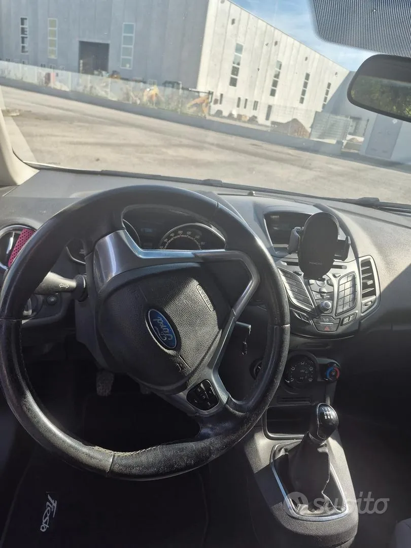 Ford Fiesta 2015 photo 2