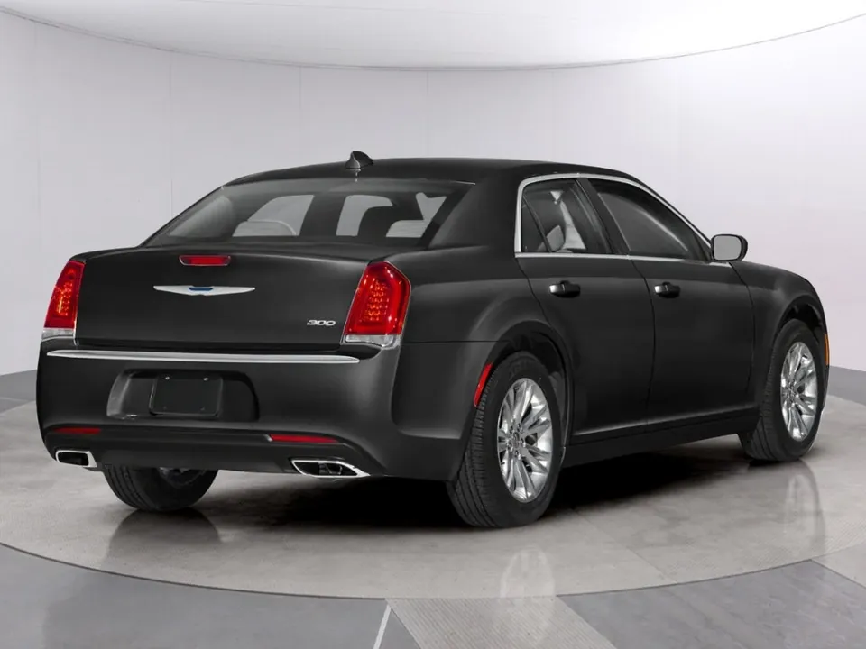 Chrysler 300 2023 photo 2