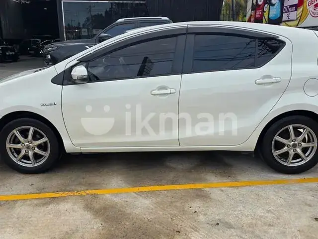 Toyota Aqua 2012 photo 2