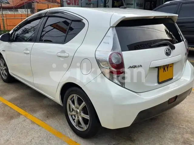 Toyota Aqua 2012 photo 3