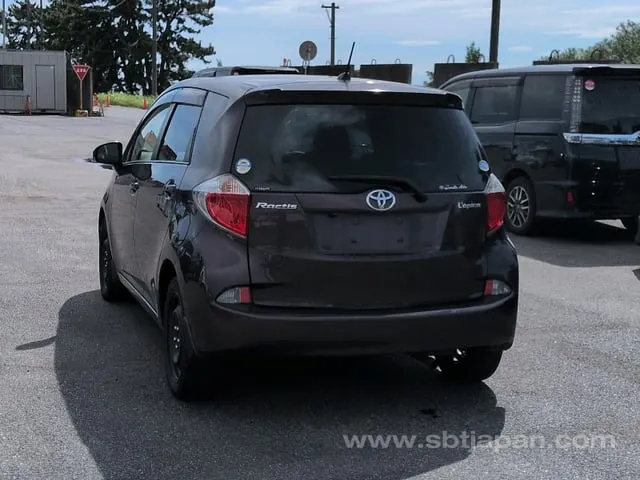 Toyota Ractis 2012 photo 2