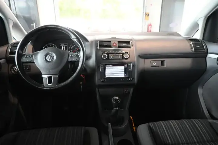 Volkswagen Touran 2011 photo 2