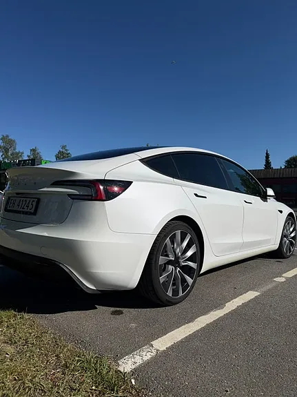 Tesla Model 3 2023 photo 4