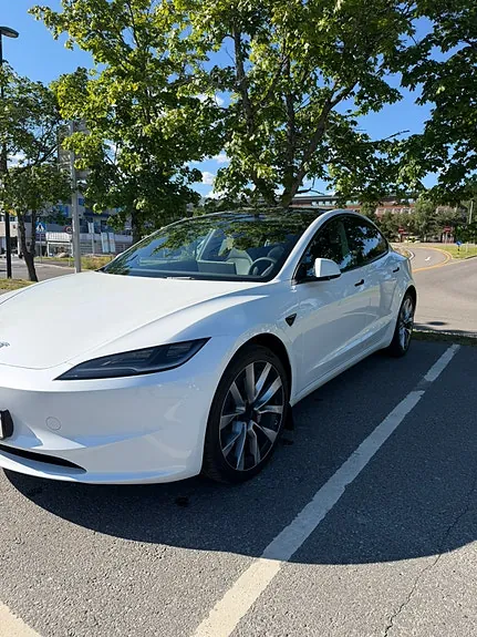 Tesla Model 3 2023 photo 2