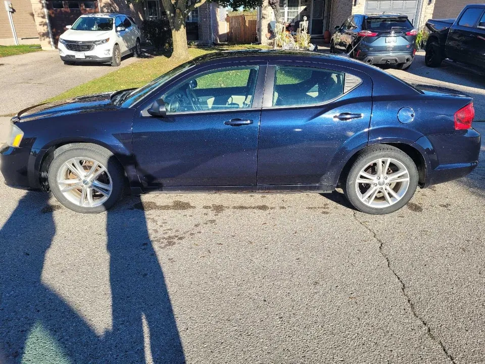 Dodge Avenger 2011 photo 2