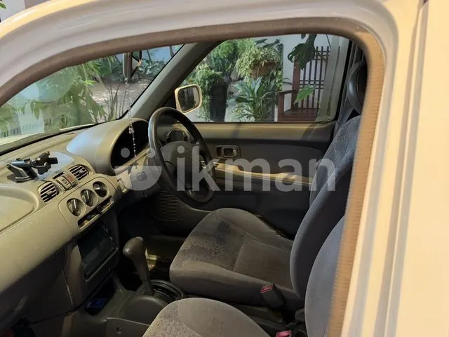 Nissan March 2001 photo 4
