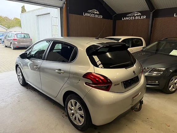Peugeot 208 2017 photo 3