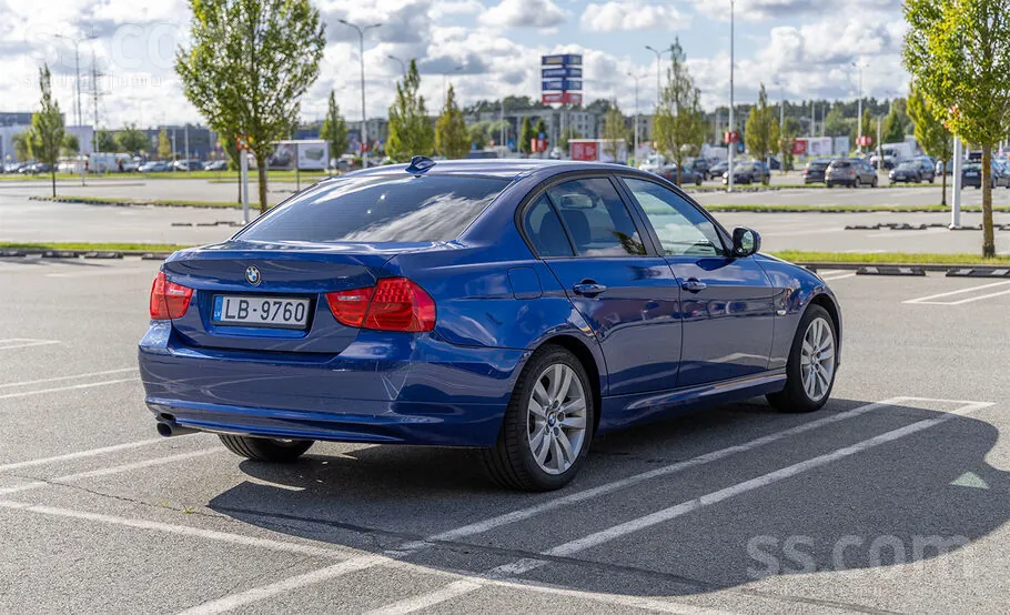 BMW 318 2011 photo 3
