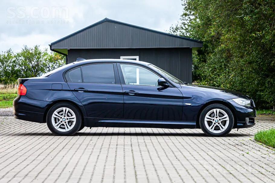 BMW 318 2009 photo 2