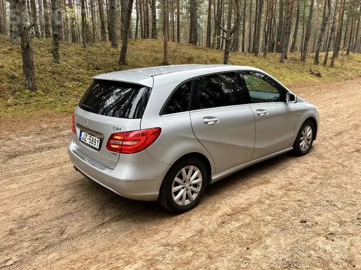 Mercedes-Benz B200 2012 photo 4