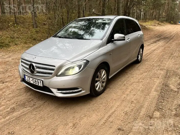 Mercedes-Benz B200 2012 photo 3