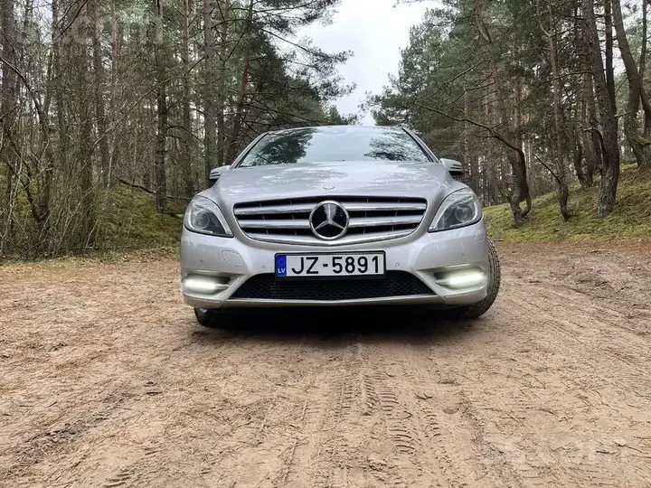 Mercedes-Benz B200 2012 photo 2