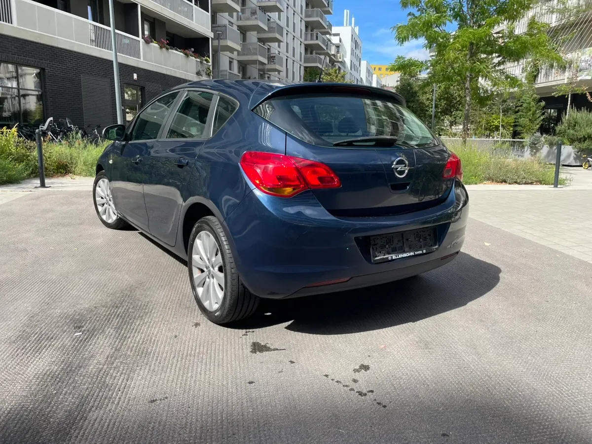 Opel Astra 2010 photo 3