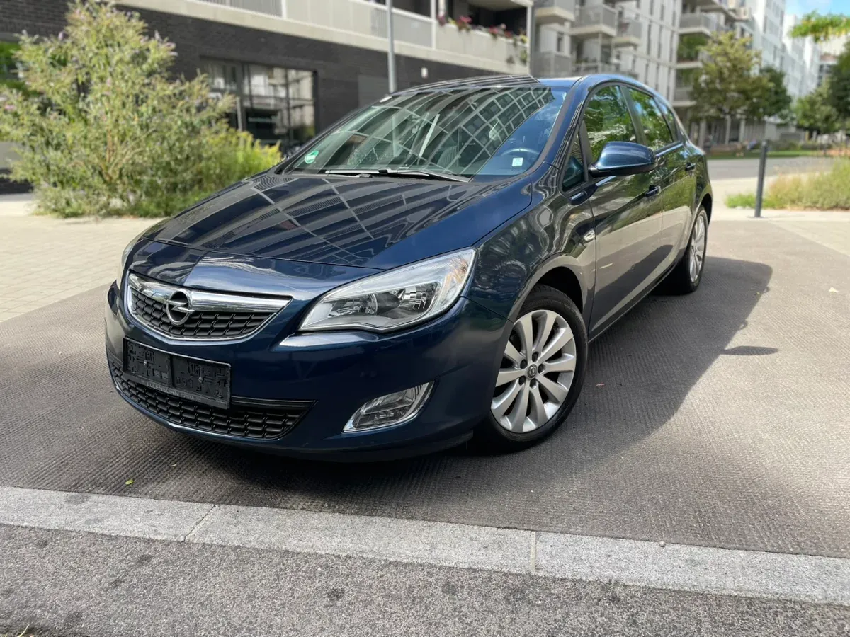 Opel Astra 2010 photo 2