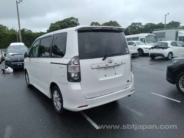 Toyota Voxy 2009 photo 3