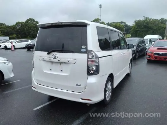 Toyota Voxy 2009 photo 4