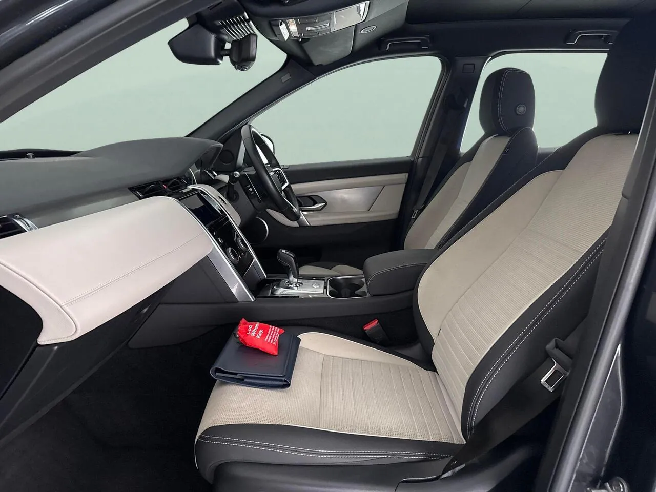 Land Rover Discovery Sport 2023 photo 4