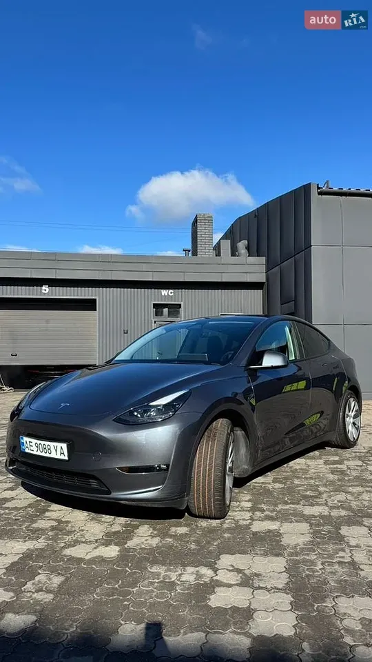 Tesla Model Y 2023 photo 2