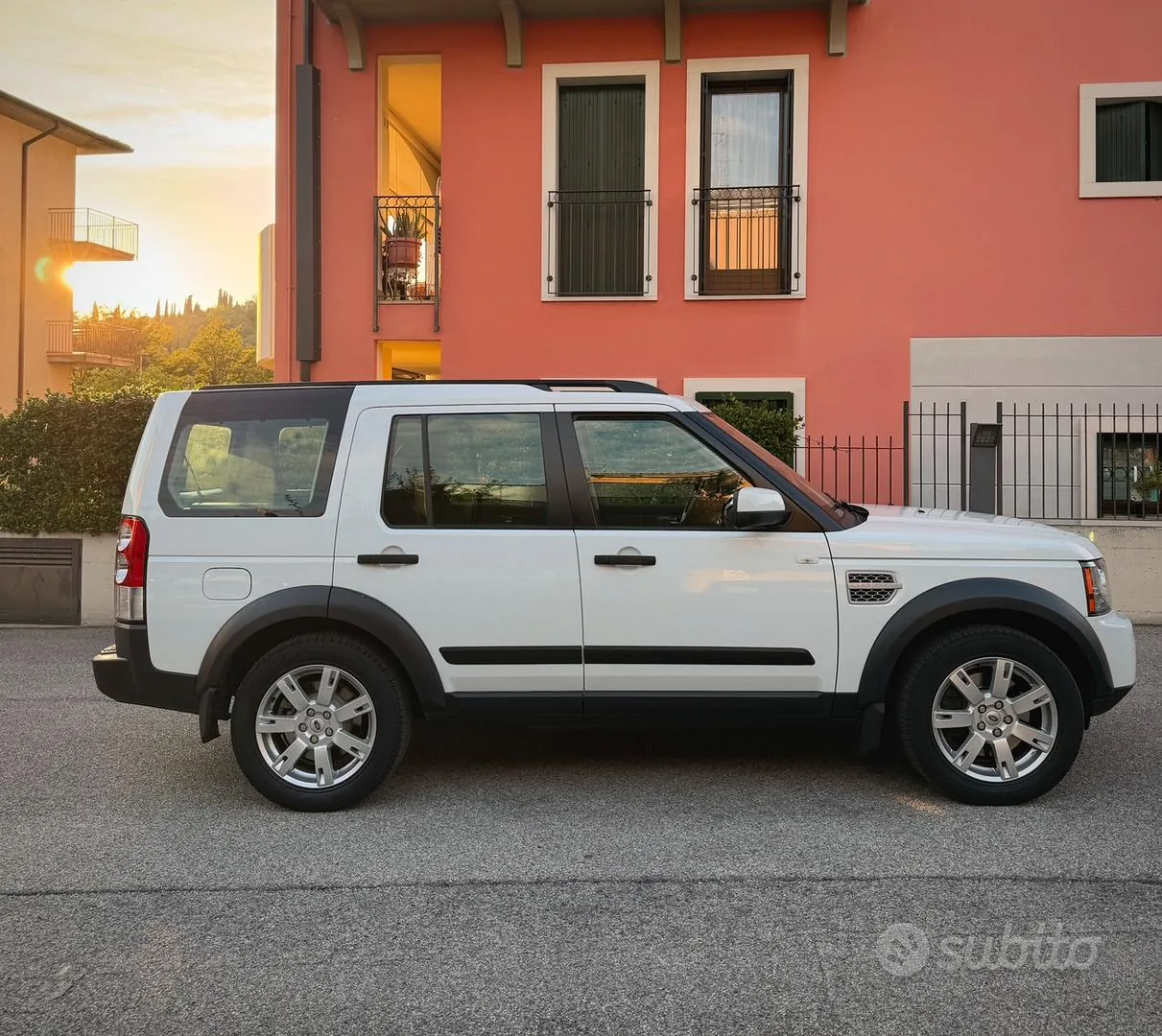 Land Rover Discovery 4 2012 photo 2