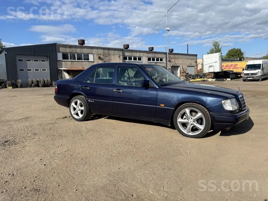 Mercedes-Benz E200 1994 photo 2