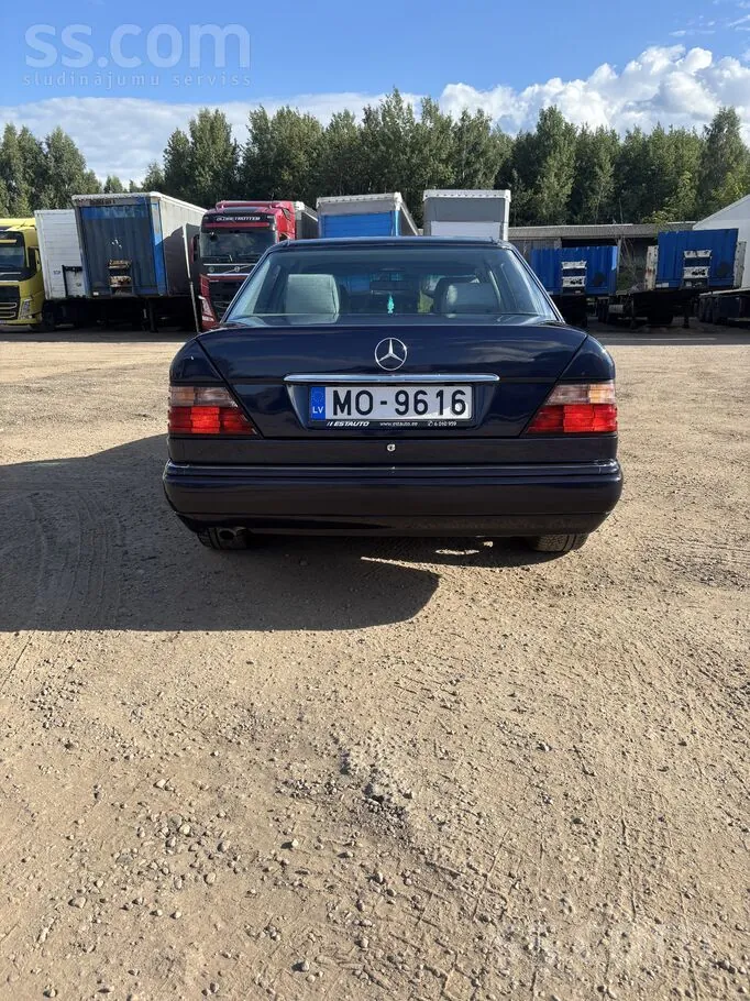 Mercedes-Benz E200 1994 photo 4