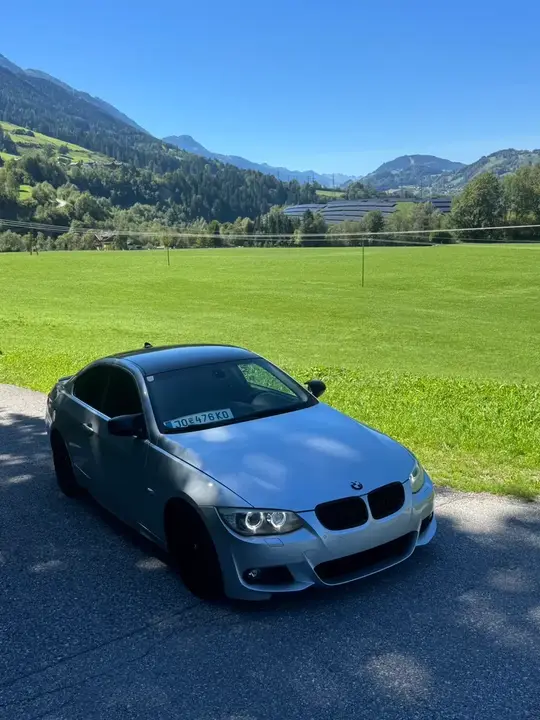 BMW 3 Series 2010 photo 2