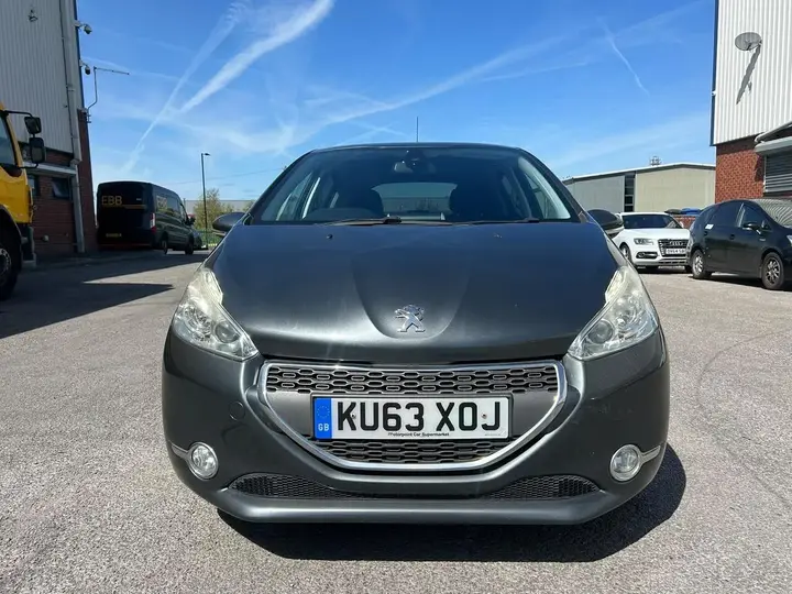 Peugeot 208 2013 photo 2