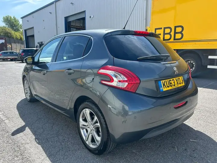 Peugeot 208 2013 photo 4