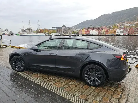 Tesla Model 3 2024 photo 3