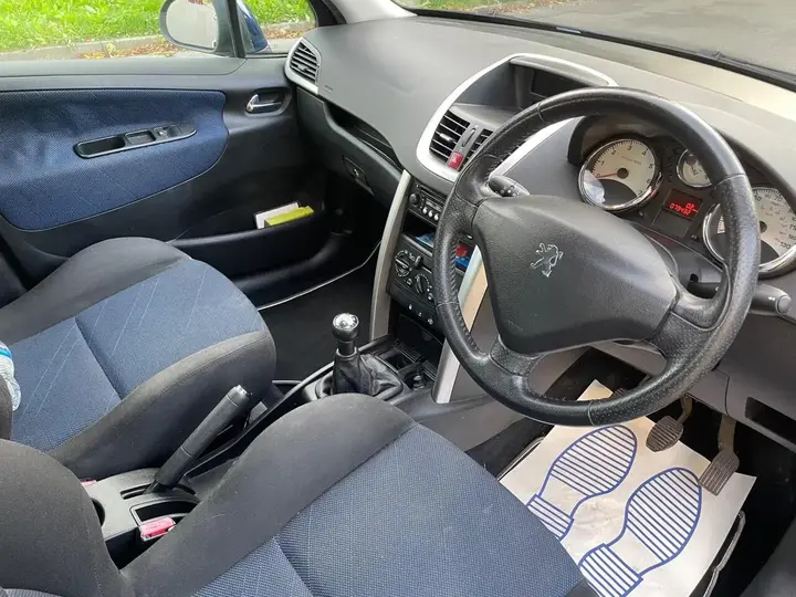 Peugeot 207 2006 photo 2