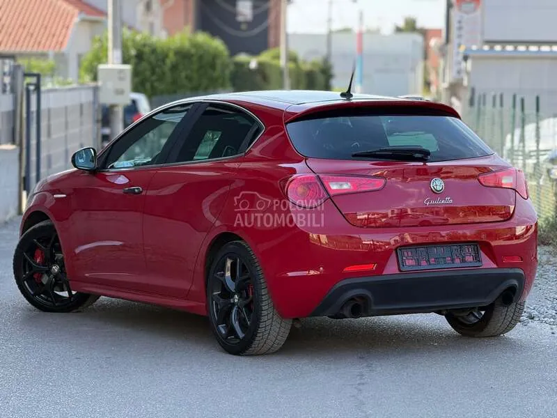 Alfa Romeo Giulietta 2015 photo 2