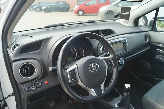 Toyota Yaris 2012 photo 5