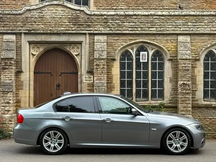 BMW 3 Series 2010 photo 2