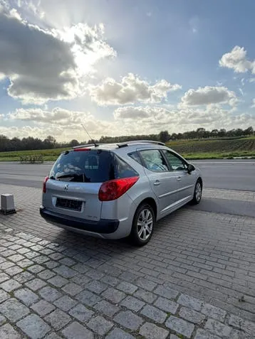 Peugeot 207 2008 photo 2
