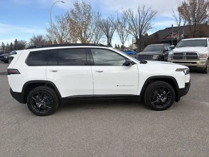 Jeep Cherokee 2026 photo 3