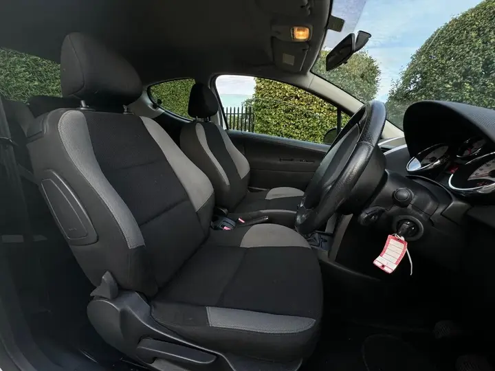 Peugeot 207 2008 photo 2
