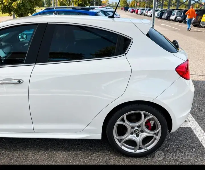 Alfa Romeo Giulietta 2012 photo 4