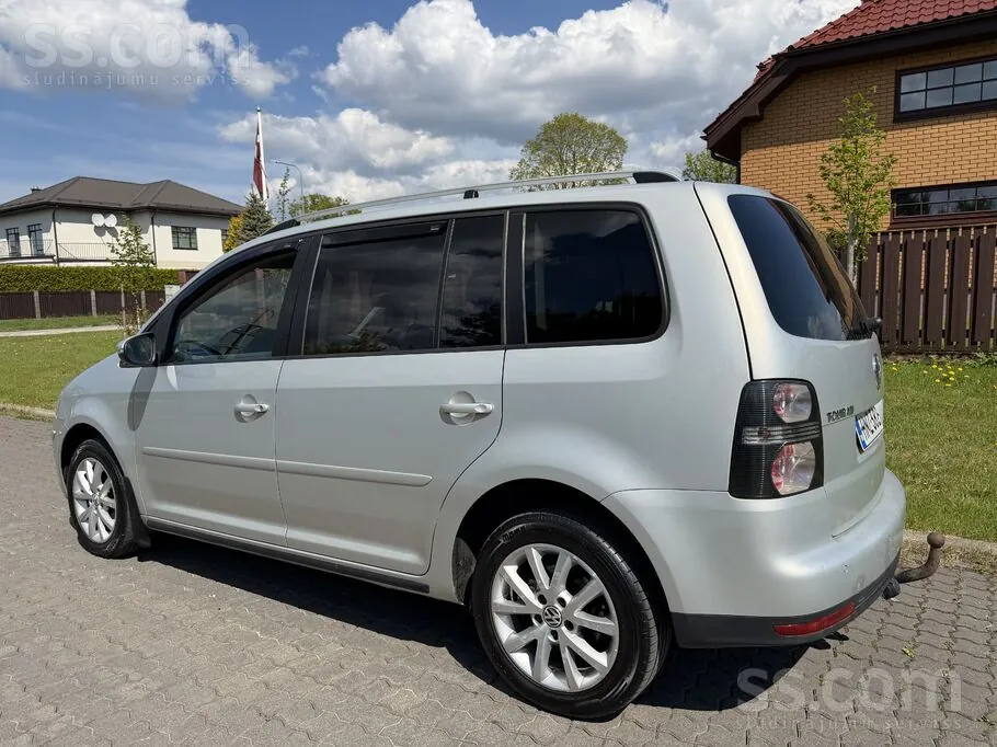 Volkswagen Touran 2010 photo 4