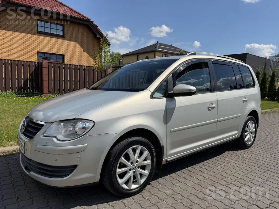 Volkswagen Touran 2010 photo 2