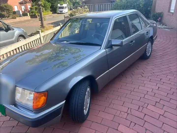 Mercedes-Benz 230