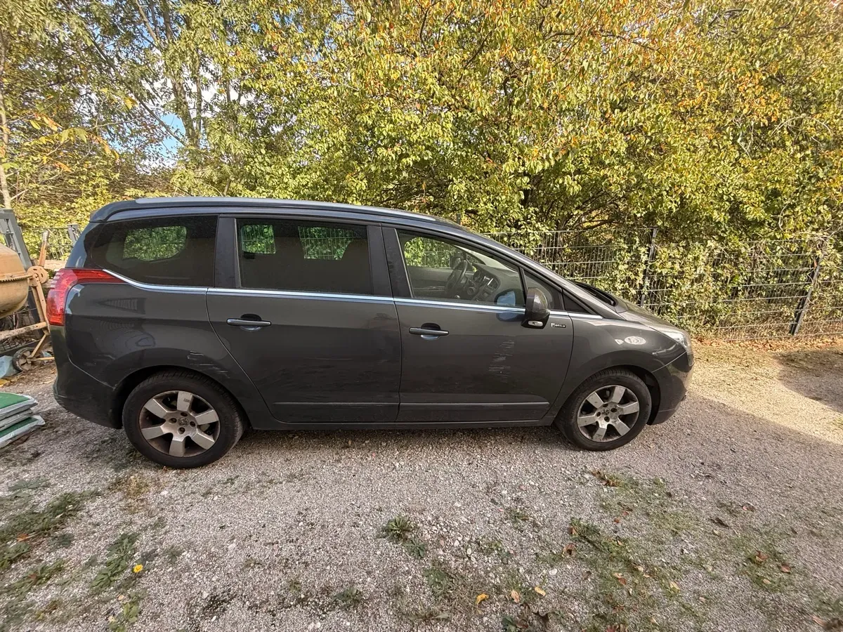Peugeot 5008 2012 photo 2