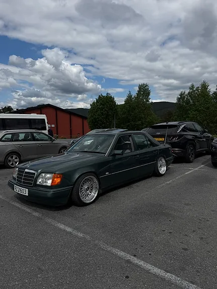 Mercedes-Benz E220 1994 photo 2
